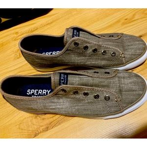 Sperry laceless style women sneakers size 7.5, excellent condition